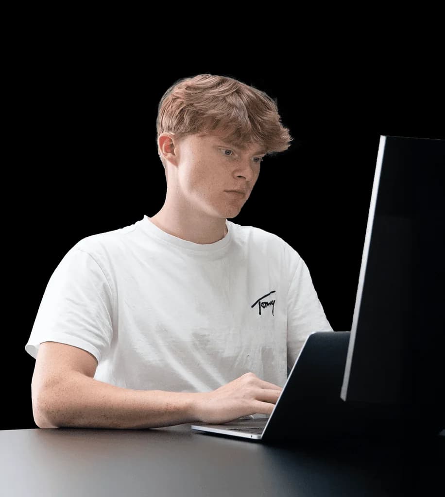 Niek Stedehouder aan het werk achter zijn laptop
